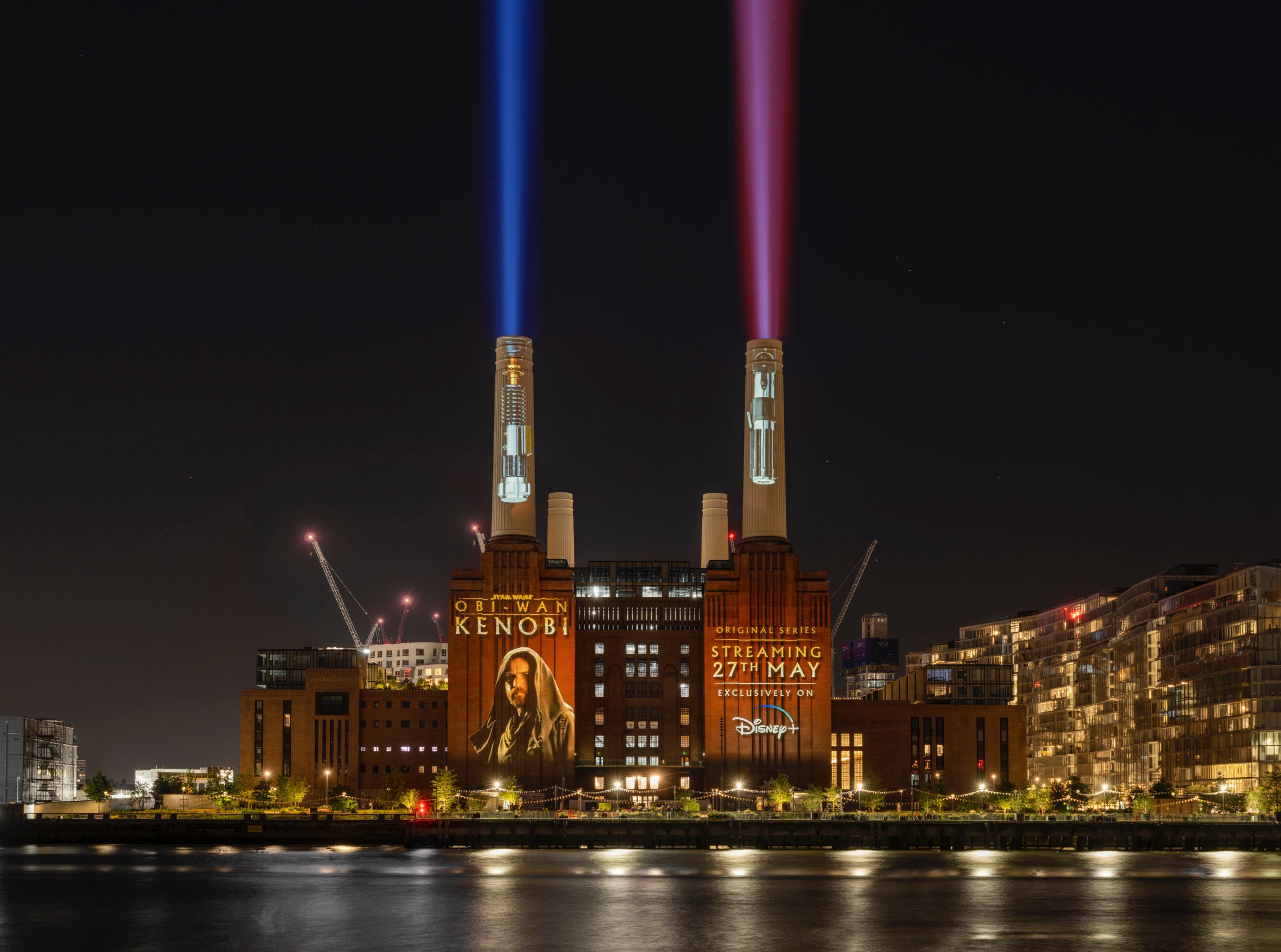 Hai thanh "gươm" ánh sáng dựng trên nóc của trạm điện Battersea
