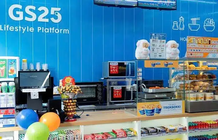 Top 5 Loại POSM Phổ Biến Nhất Cho Chiến Lược Marketing 2025 4 Hệ thống POSM đồng bộ trên toàn chuỗi cửa hàng tiện lợi GS25